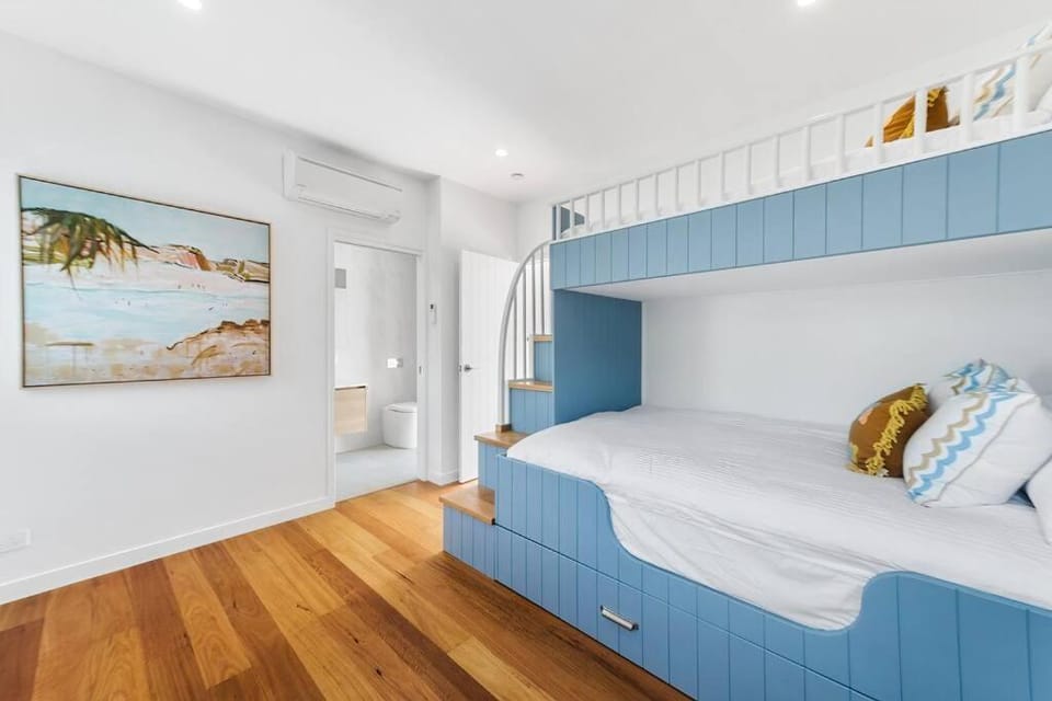 Bedroom, bunk bed