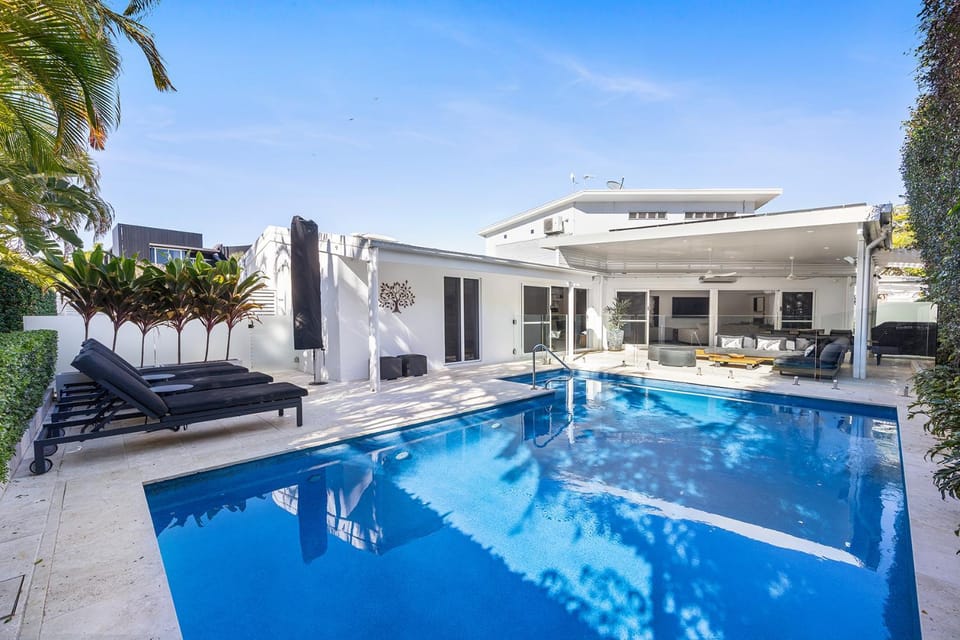 Family & Pet-Friendly Luxury Near Hastings St House in Noosa Heads