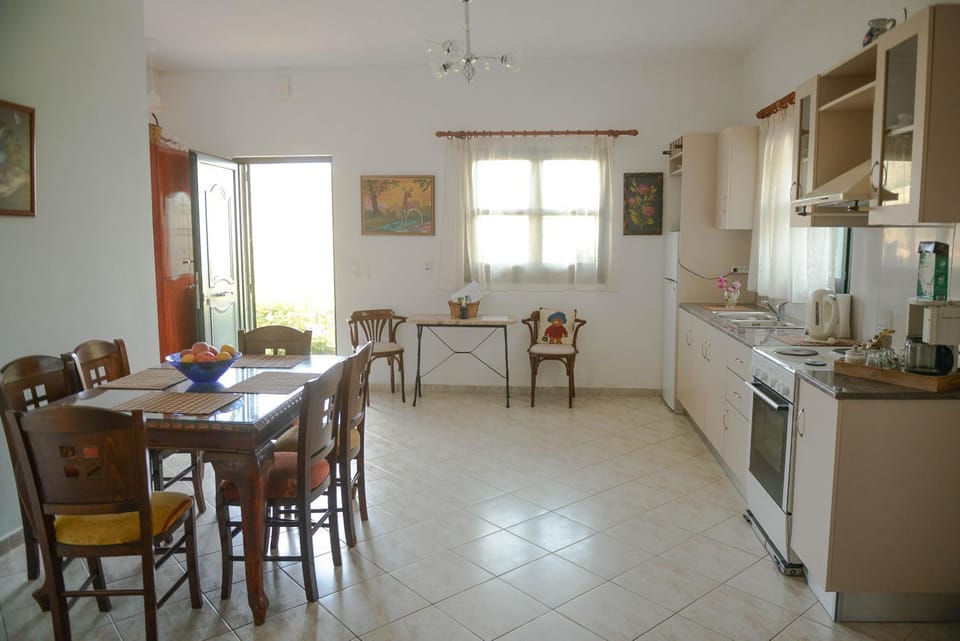 Kitchen or kitchenette, Dining area, stove