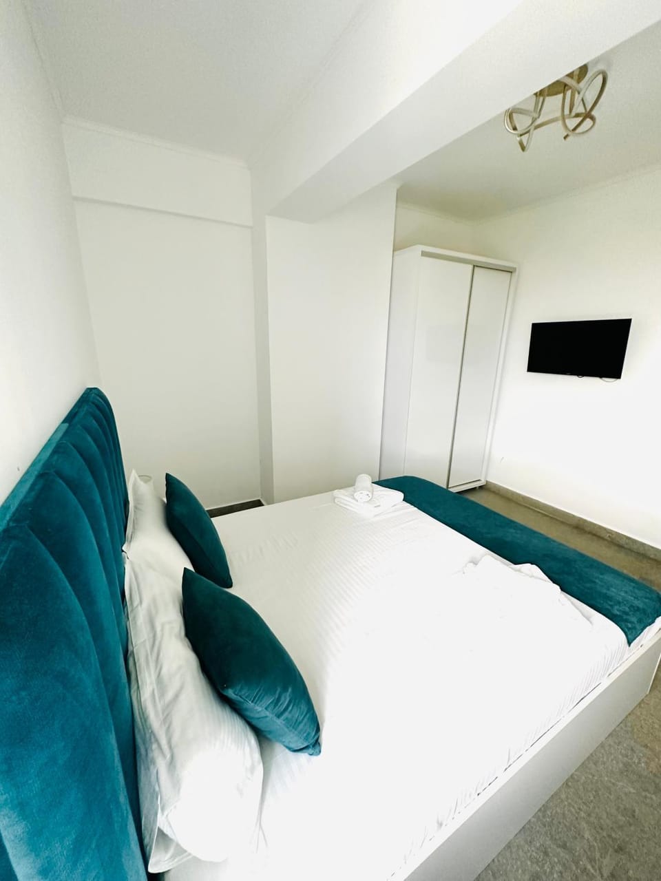 Bed, TV and multimedia, Photo of the whole room, Seating area, Bedroom