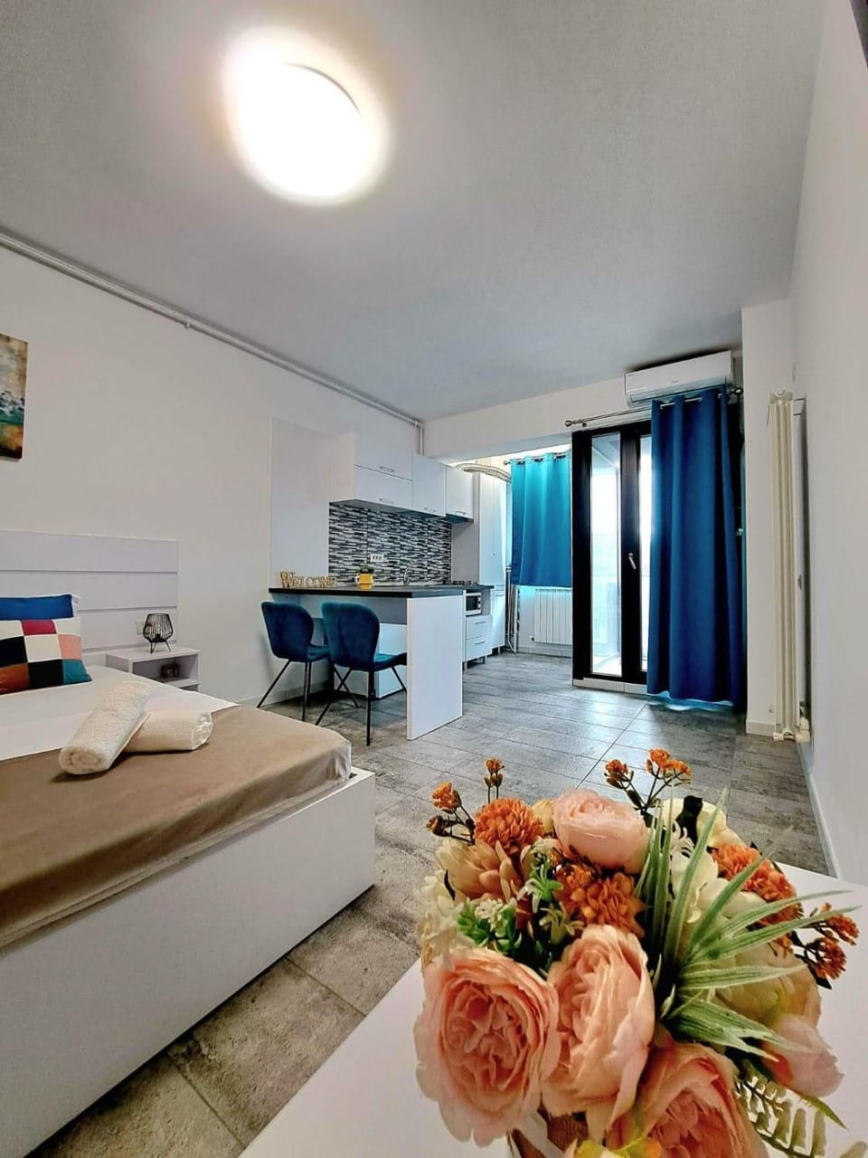 Bed, Kitchen or kitchenette, Photo of the whole room, Seating area, Dining area, Bedroom