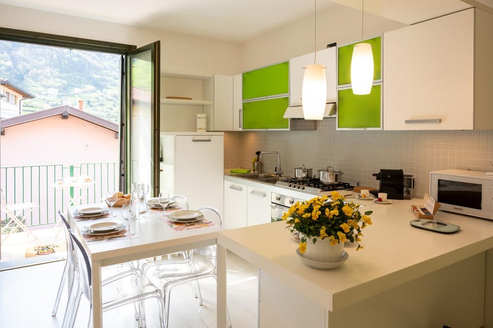 Coffee/tea facilities, Kitchen or kitchenette, Dining area, dishwasher, minibar, stove