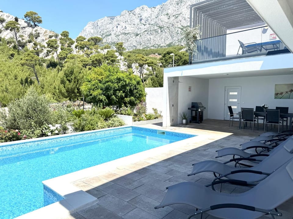 Property building, Day, Natural landscape, BBQ facilities, Balcony/Terrace, Mountain view, Pool view, Swimming pool, sunbed