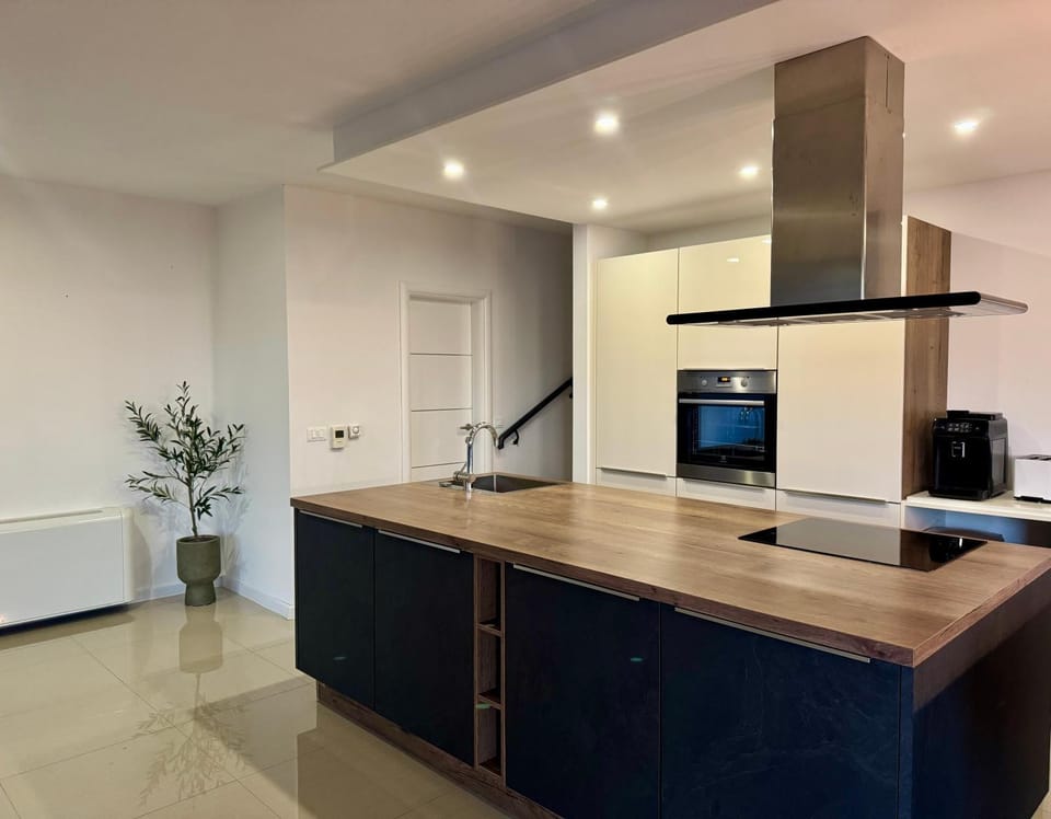 Coffee/tea facilities, Kitchen or kitchenette, dishwasher, stove, toaster, kitchen