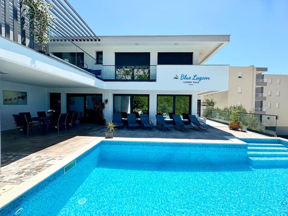 Property building, BBQ facilities, Balcony/Terrace, Lounge or bar, Swimming pool, sunbed