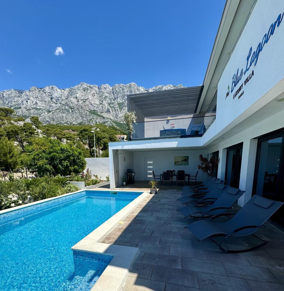 Property building, Natural landscape, Dining area, Mountain view, Pool view, Swimming pool, sunbed