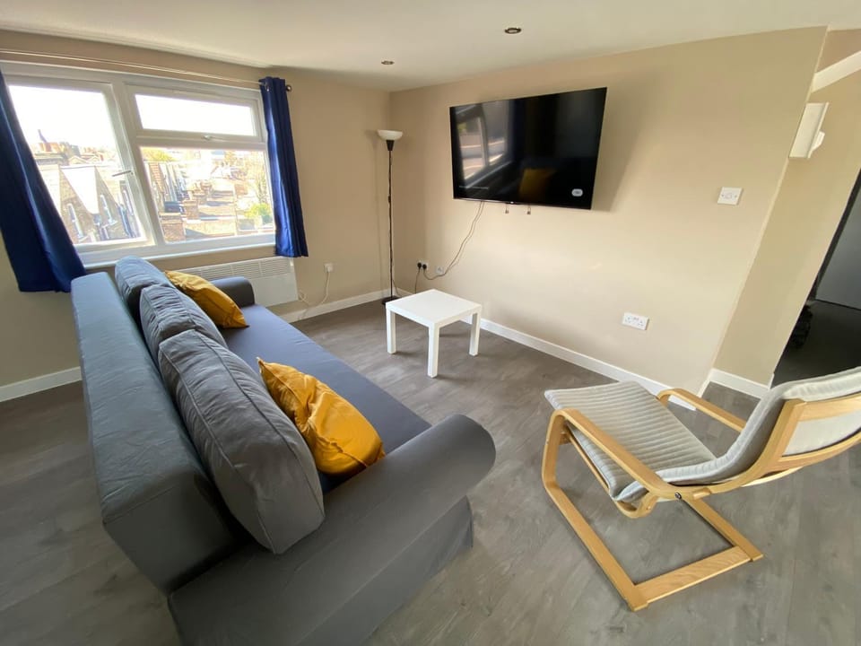 Communal lounge/ TV room, TV and multimedia, Living room, Seating area, Evening entertainment