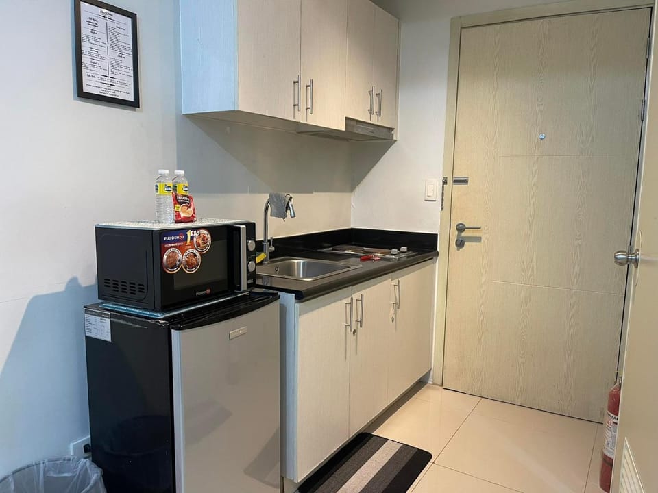 Kitchen or kitchenette, minibar, stove