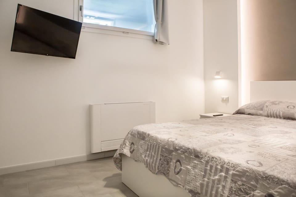 Bed, TV and multimedia, Photo of the whole room, Bedroom, internet