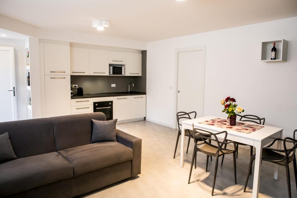 Kitchen or kitchenette, Living room, Seating area, Dining area, minibar, pet friendly, stove
