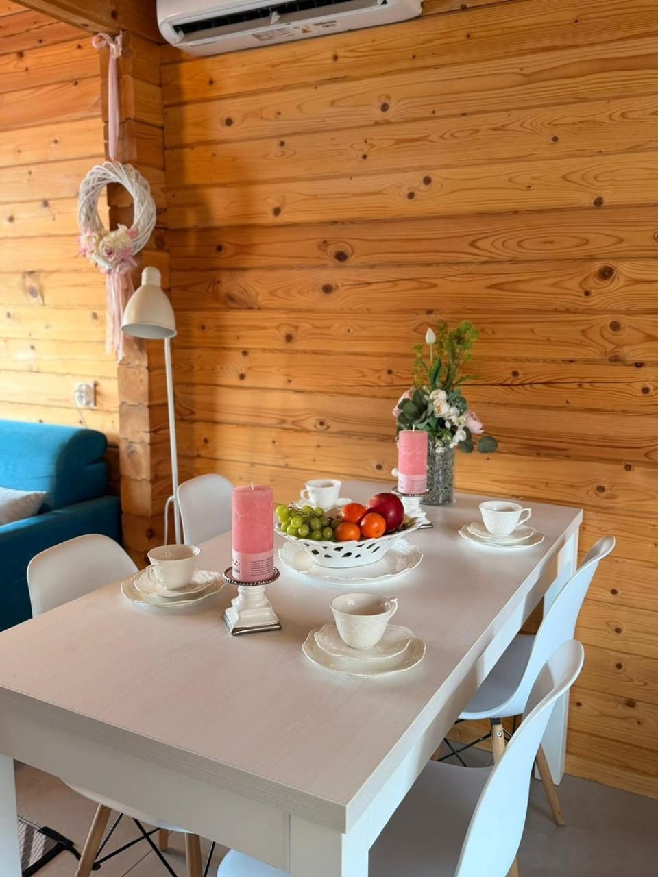 Living room, Food and drinks, Seating area, Dining area, Food