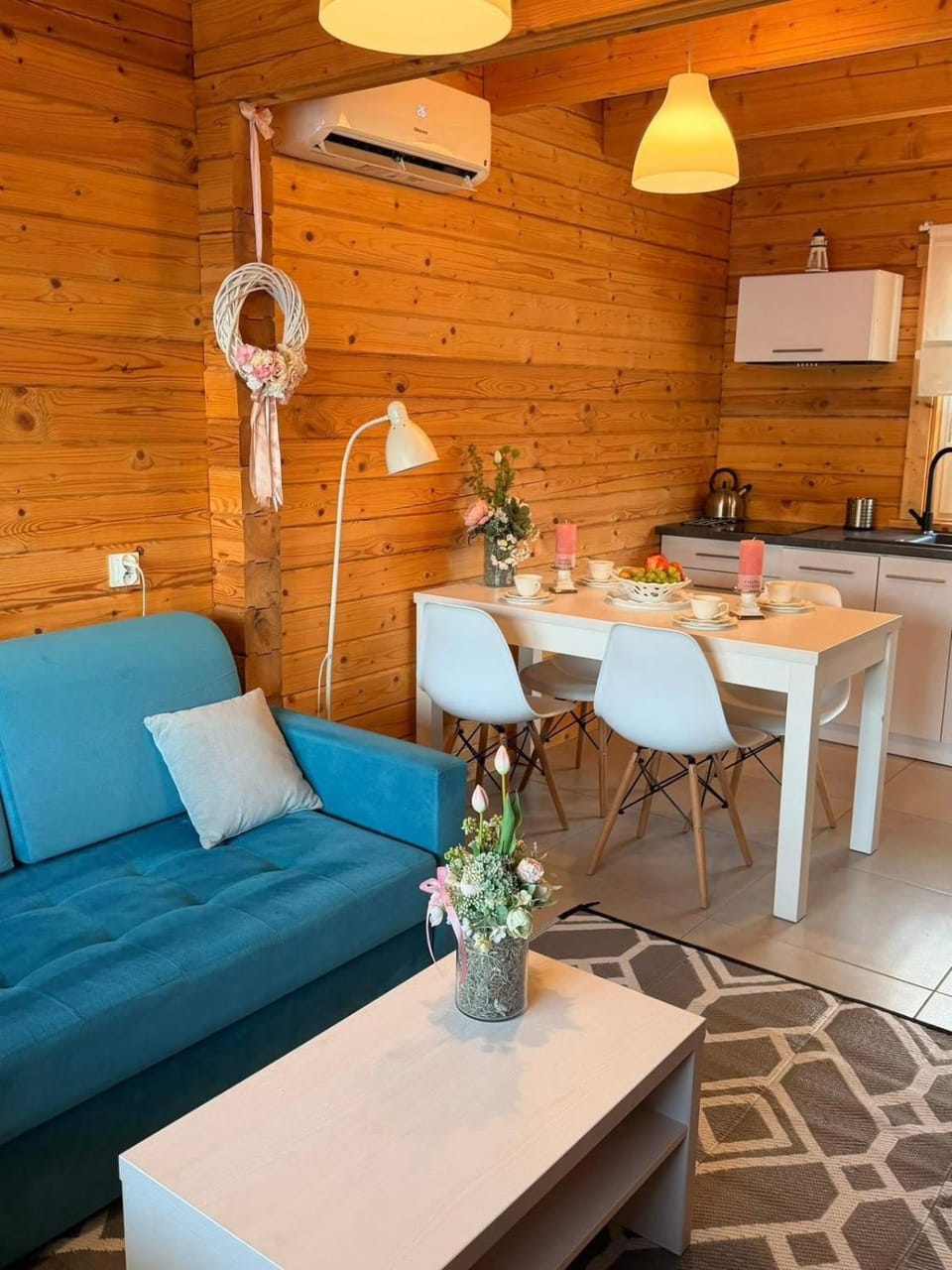 Kitchen or kitchenette, Living room, Seating area, Dining area