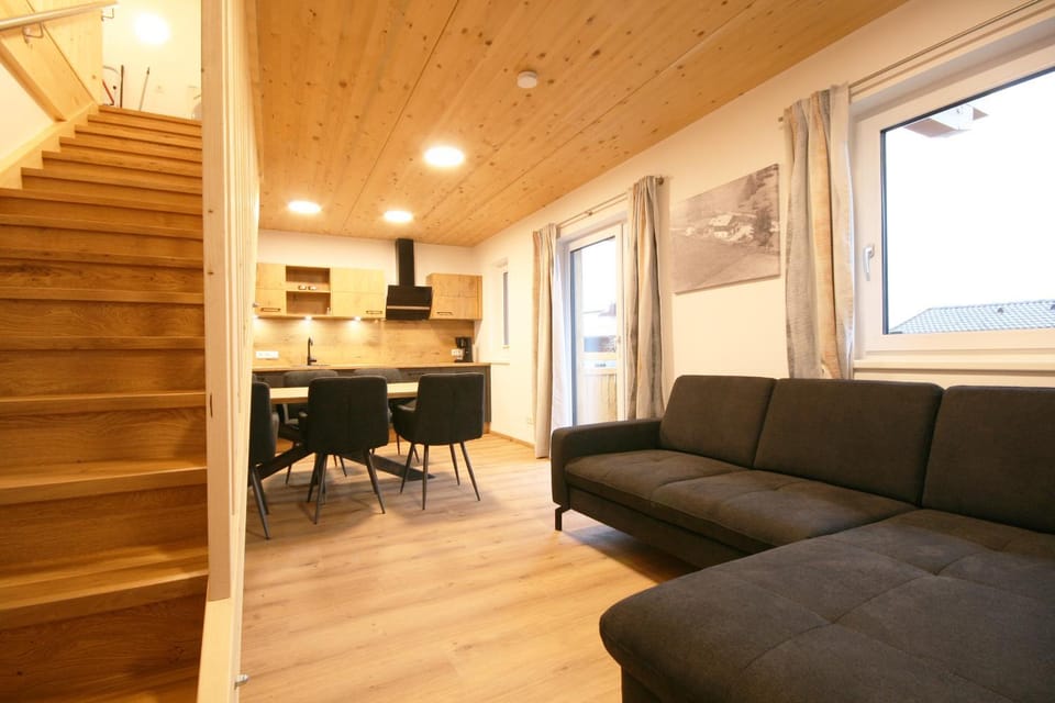 Kitchen or kitchenette, Living room, Seating area, Dining area
