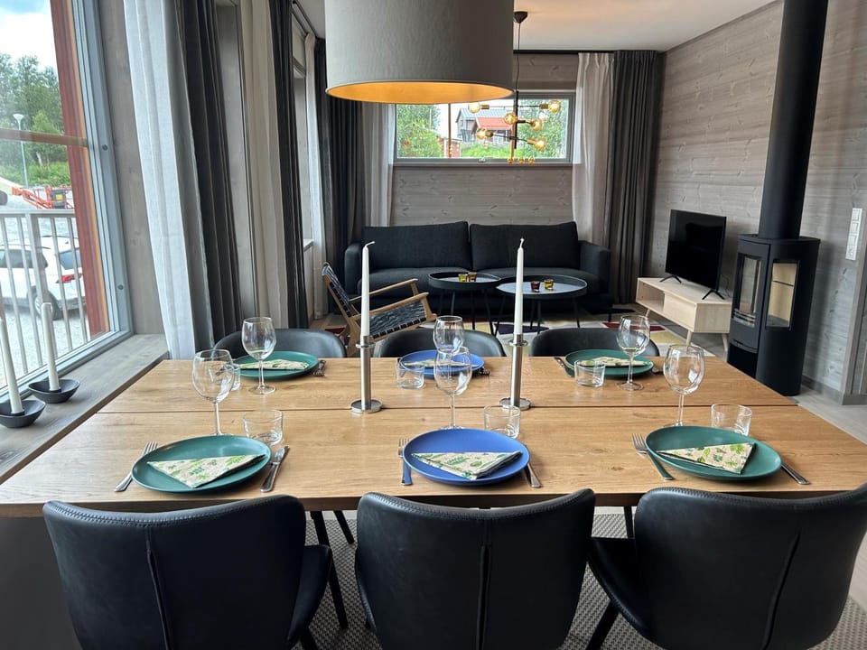 TV and multimedia, Kitchen or kitchenette, Living room, Seating area, Dining area