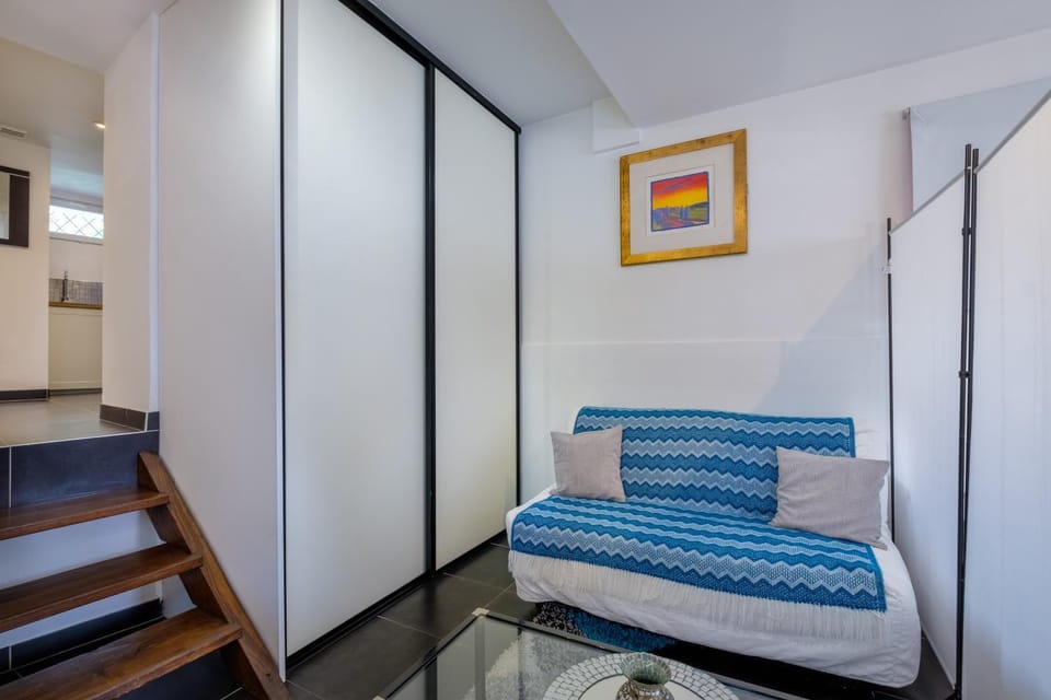 Property building, Living room, Bedroom