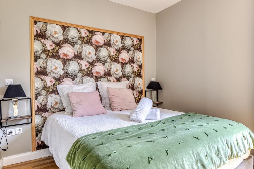 Bed, Decorative detail, Bedroom, towels