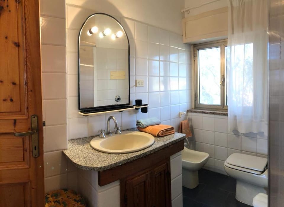 Toilet, bidet, towels