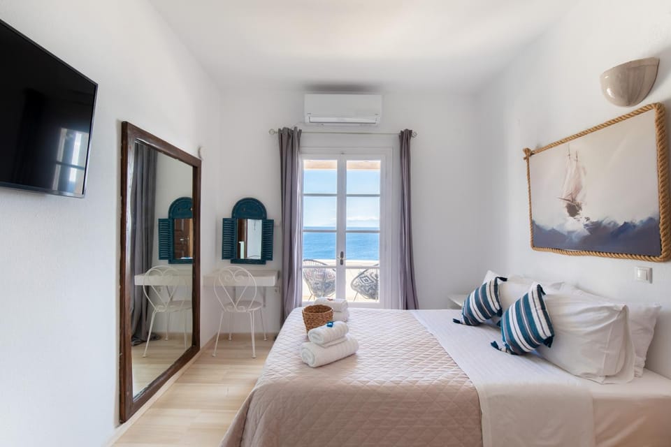 Bed, TV and multimedia, Bedroom, Sea view
