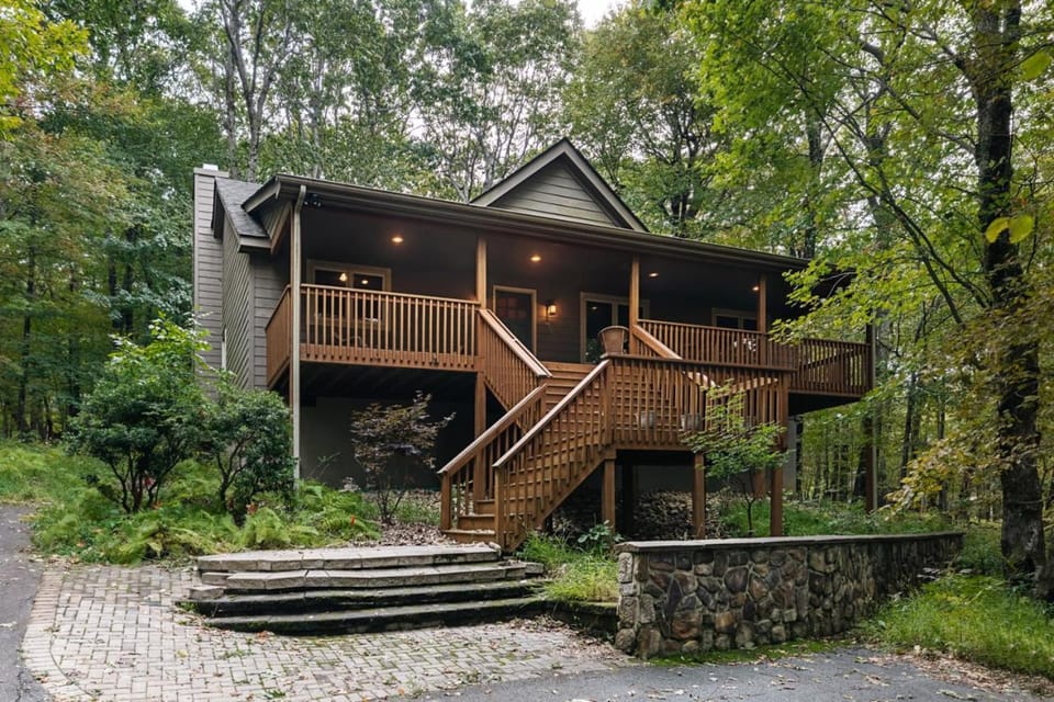 Cozy Wintergreen Retreat Fireplace & Spacious Deck House in Nelson County