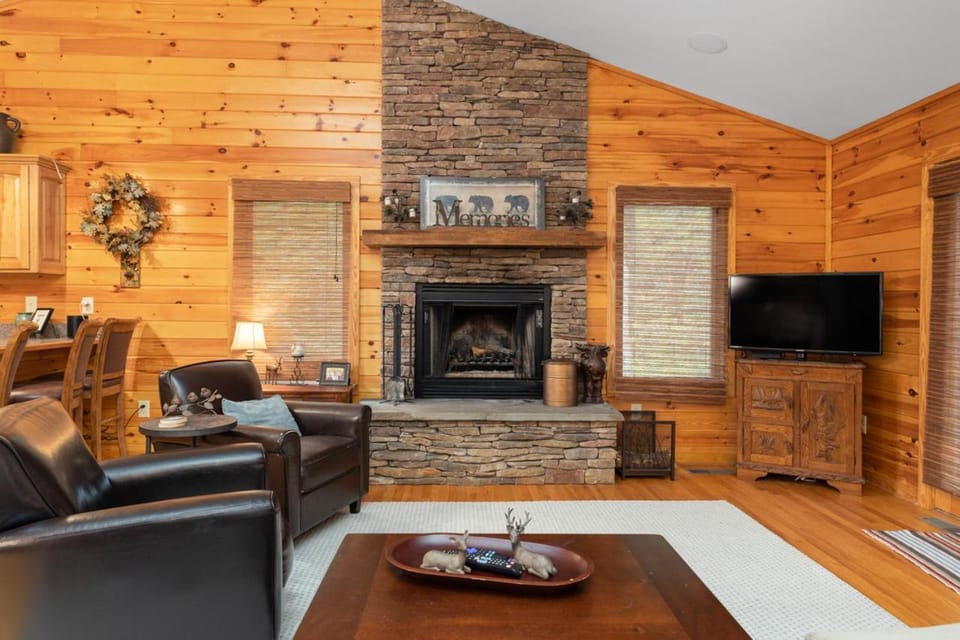 Cozy Wintergreen Retreat Fireplace & Spacious Deck House in Nelson County