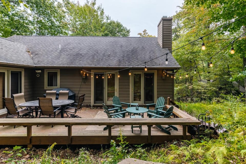 Cozy Wintergreen Retreat Fireplace & Spacious Deck House in Nelson County