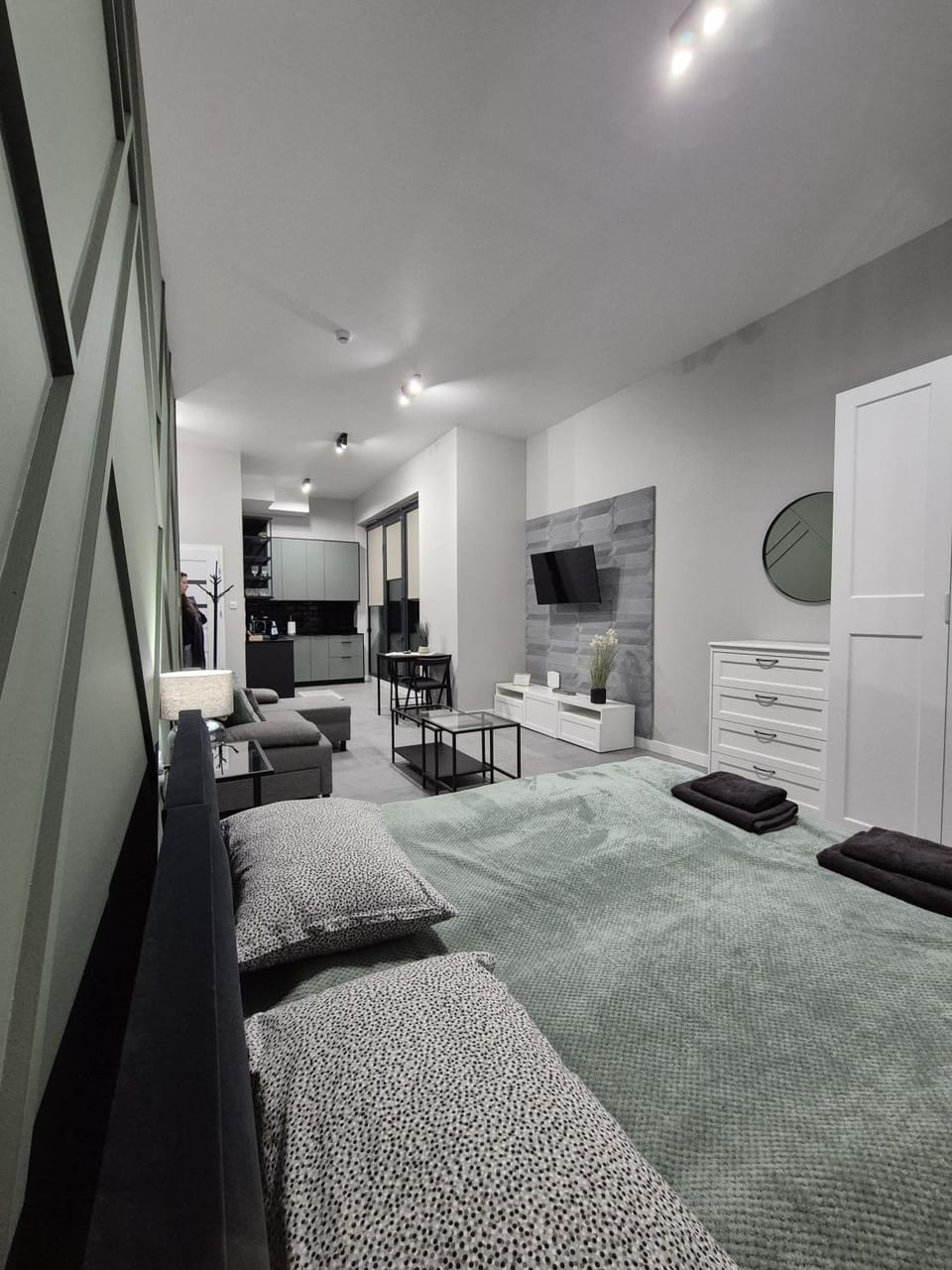 Bed, TV and multimedia, Seating area, Bedroom