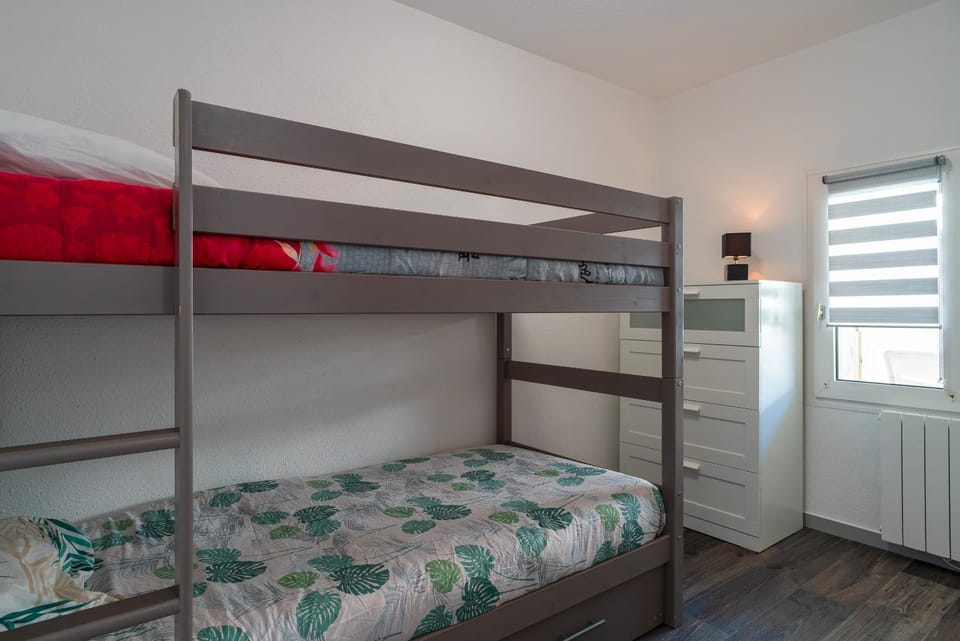 Bedroom, bunk bed