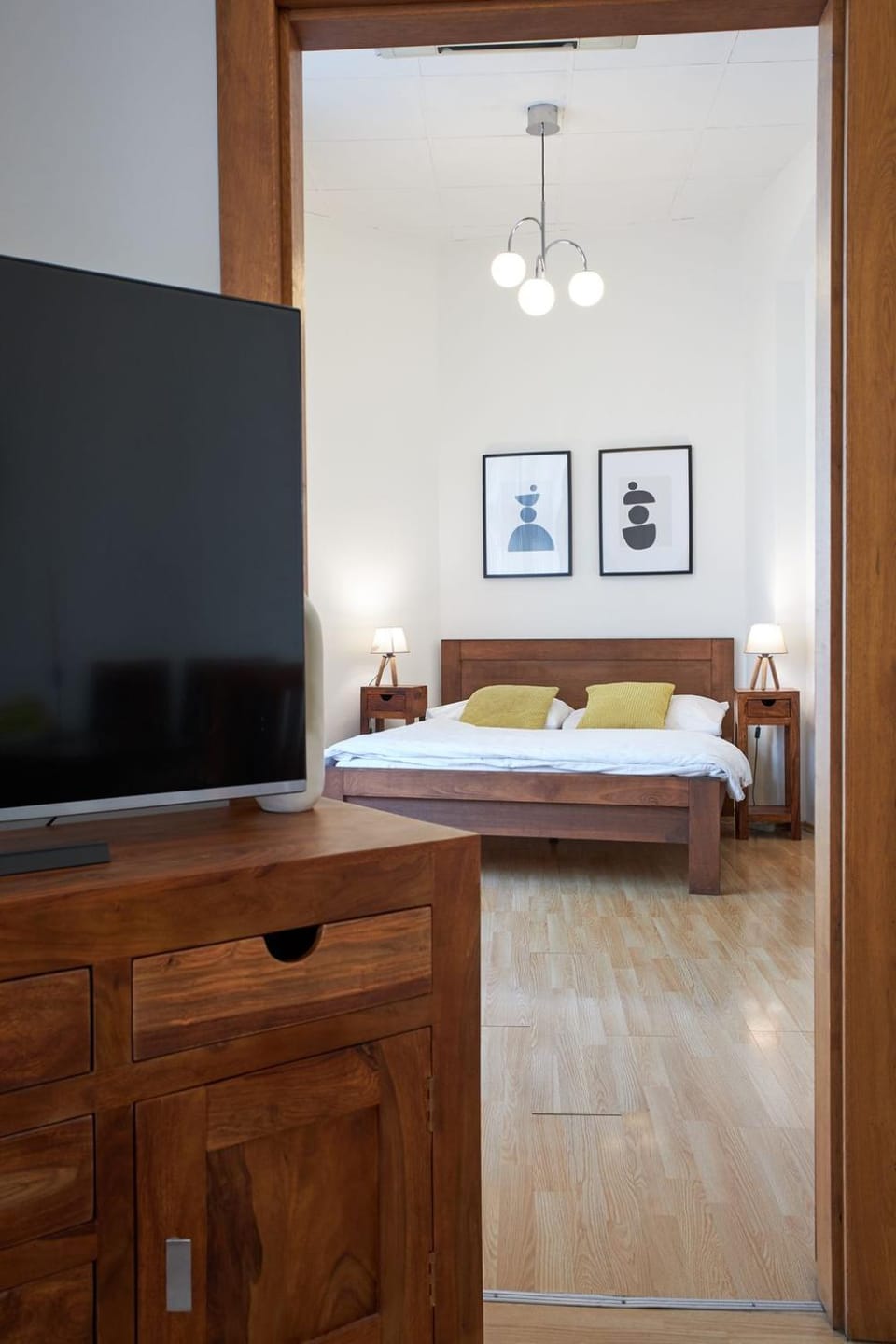 Bed, TV and multimedia, Bedroom