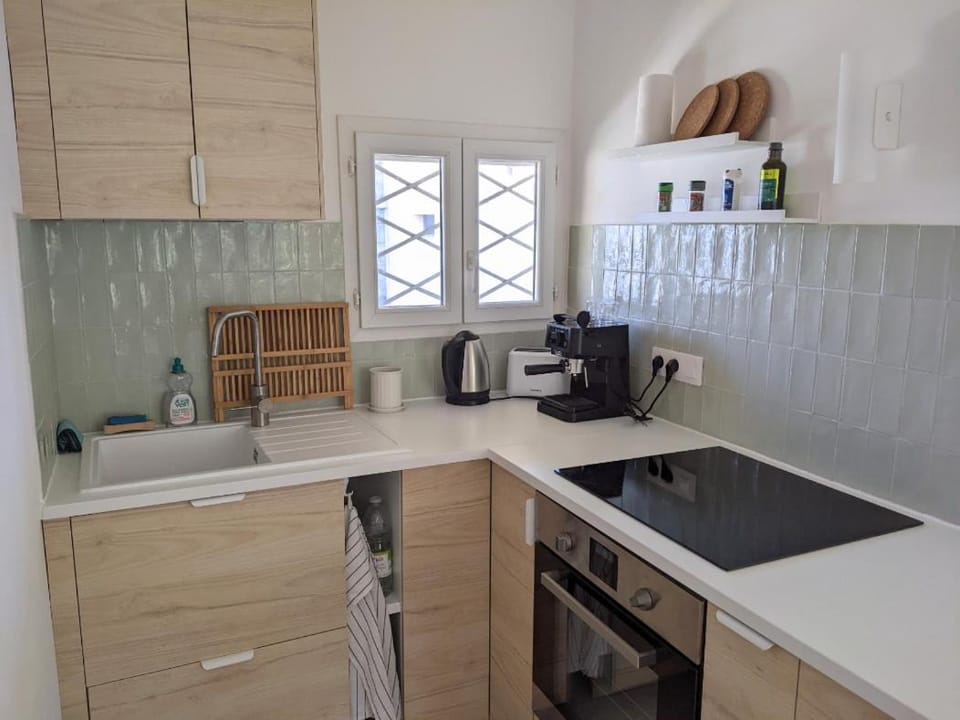 Coffee/tea facilities, stove, toaster, kitchen