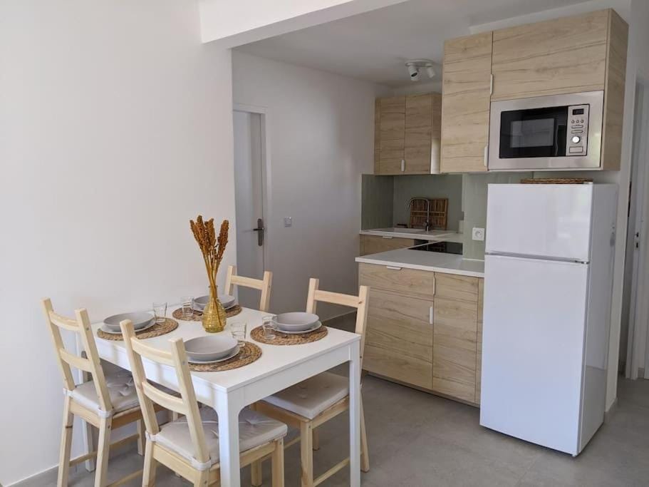 Kitchen or kitchenette, Dining area