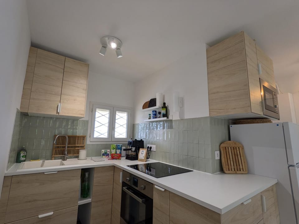 Coffee/tea facilities, Kitchen or kitchenette, stove, kitchen