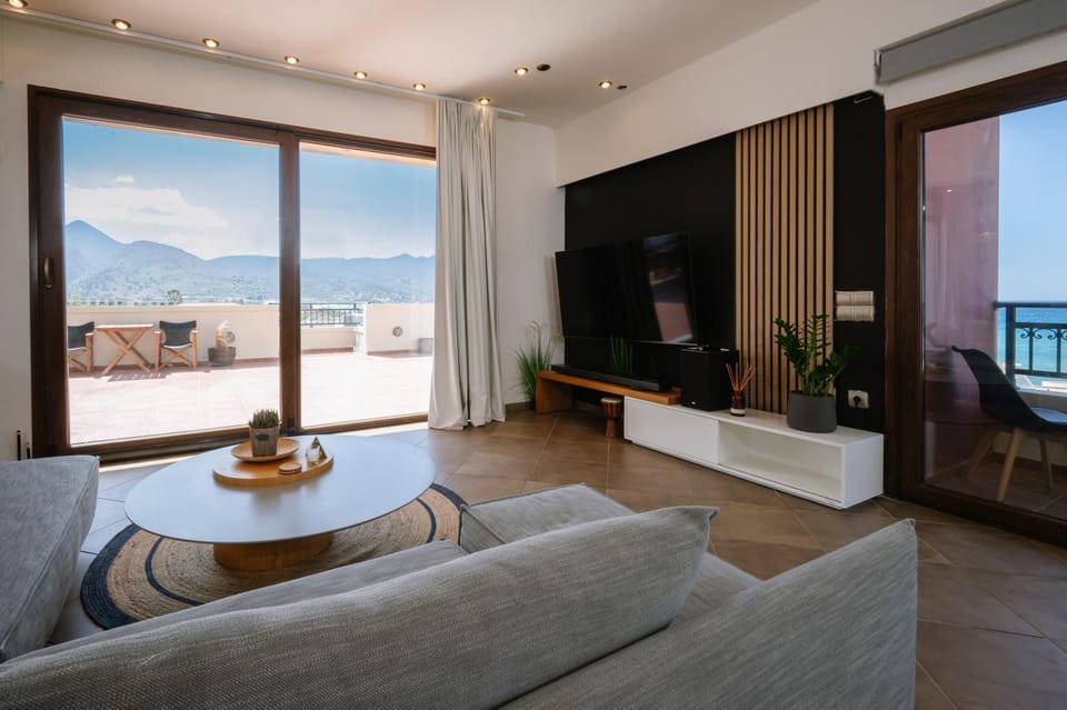 TV and multimedia, View (from property/room), Balcony/Terrace, Living room, Seating area, Mountain view, Sea view