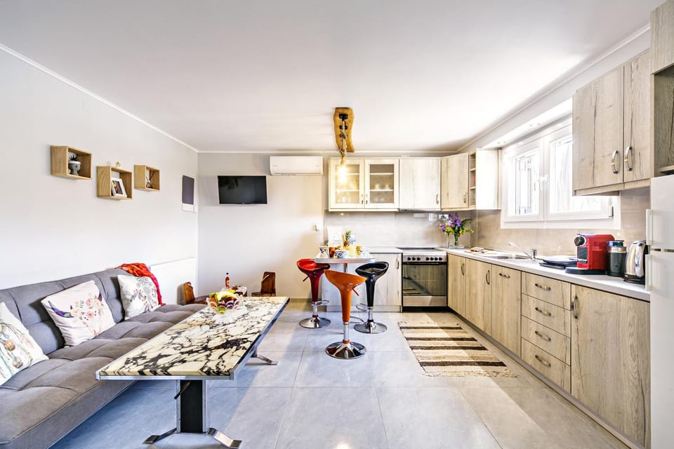 Coffee/tea facilities, Kitchen or kitchenette, Living room, Seating area, toaster