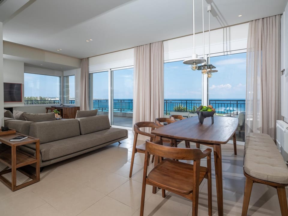 View (from property/room), Living room, Seating area, Dining area, Sea view
