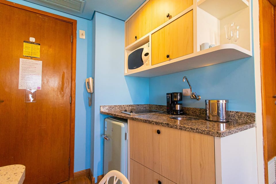 Kitchen or kitchenette, minibar, stove