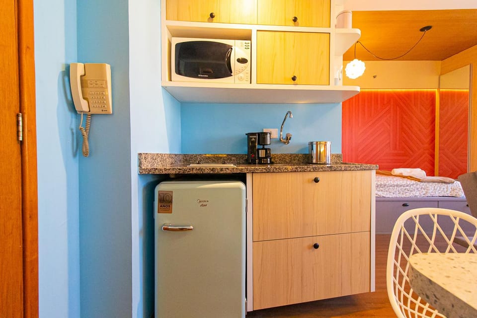 Kitchen or kitchenette, minibar, stove