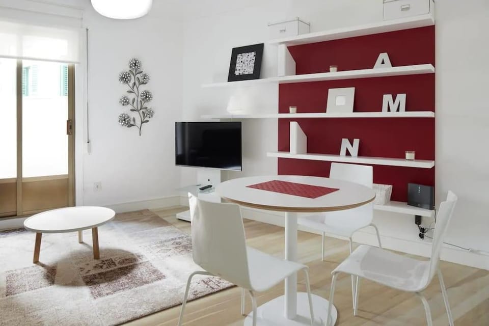 TV and multimedia, Living room, Seating area, Dining area