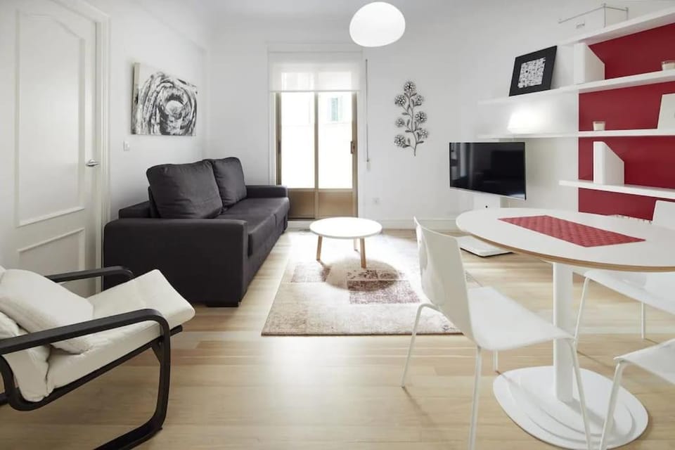 Communal lounge/ TV room, TV and multimedia, Living room, Seating area, Dining area