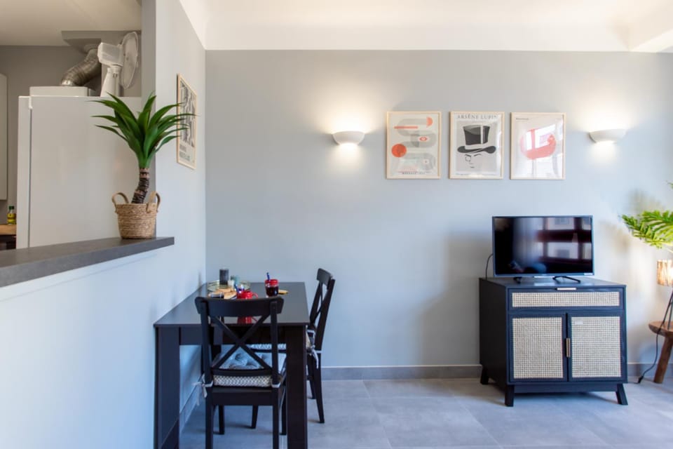L12 Staywiz us - Port window 1Bedroom Wifi 5mins beach & Nice's Cap Apartment in Nice