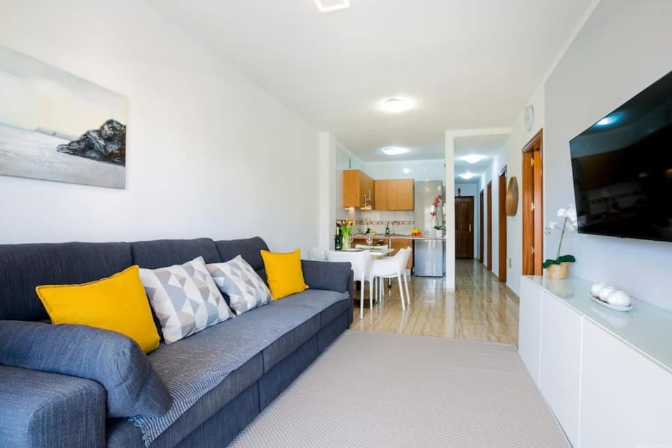 TV and multimedia, Kitchen or kitchenette, Living room, Seating area, Dining area