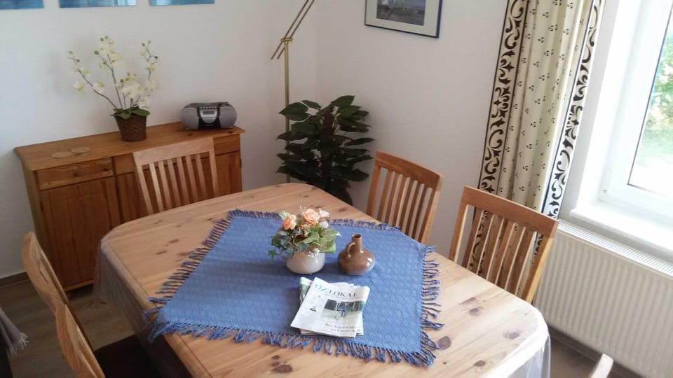 Seating area, Dining area