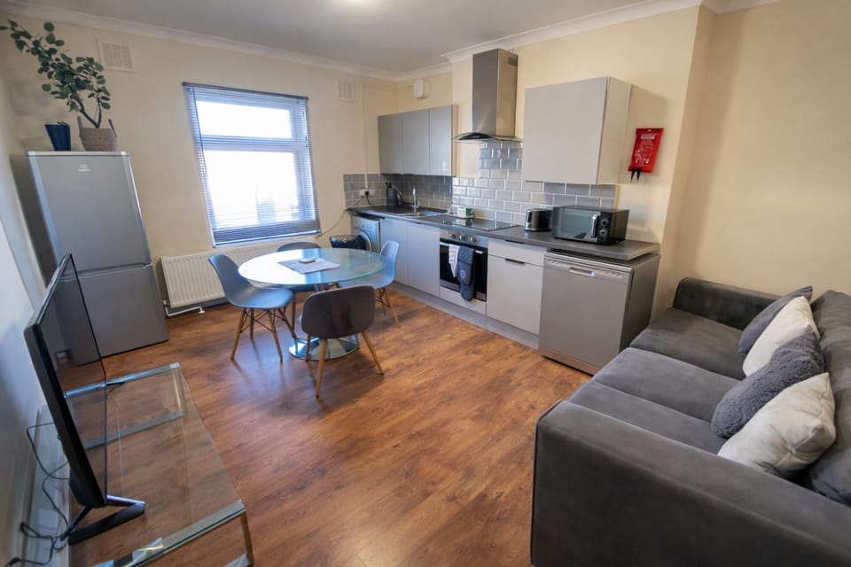 Evo C - 2 Bed Apartment 2 Min Walk to Station - longer stays available Apartment in Gravesend