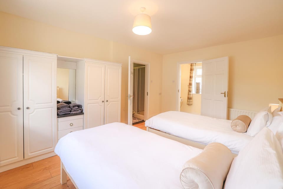 Hillside House- Pine View Apartment in Longford