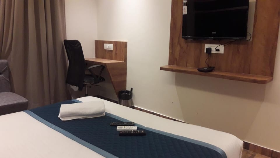 Bed, TV and multimedia, Photo of the whole room, Bedroom