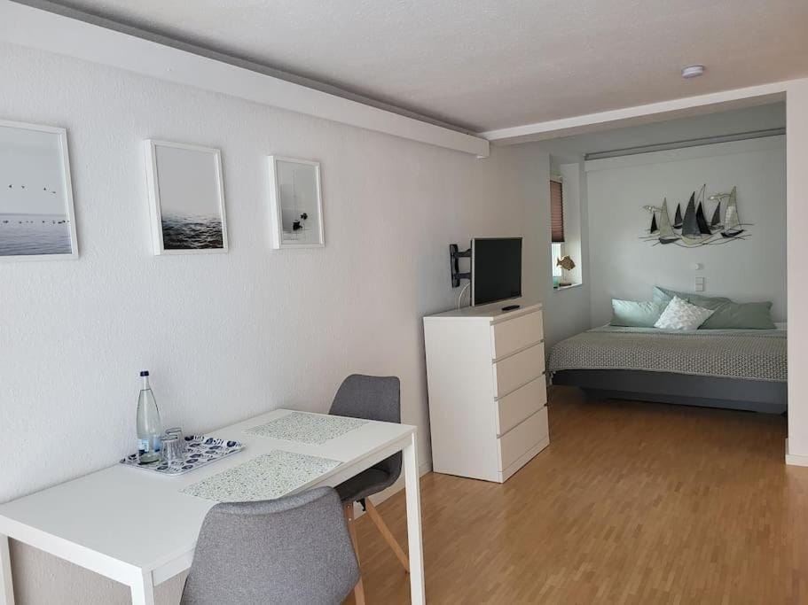 Bed, TV and multimedia, Living room, Photo of the whole room, Dining area, Bedroom