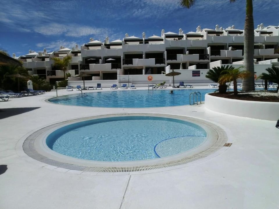Property building, Day, Pool view, Swimming pool, sunbed