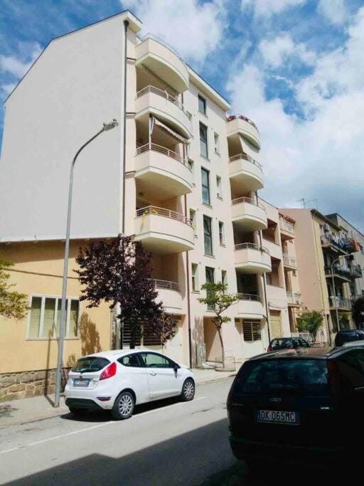 Property building, Day, Neighbourhood, City view, Street view, Location, Parking