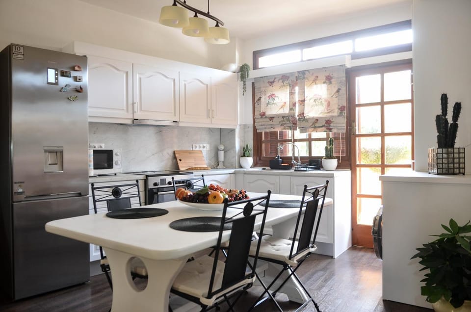 Kitchen or kitchenette, Dining area, pet friendly