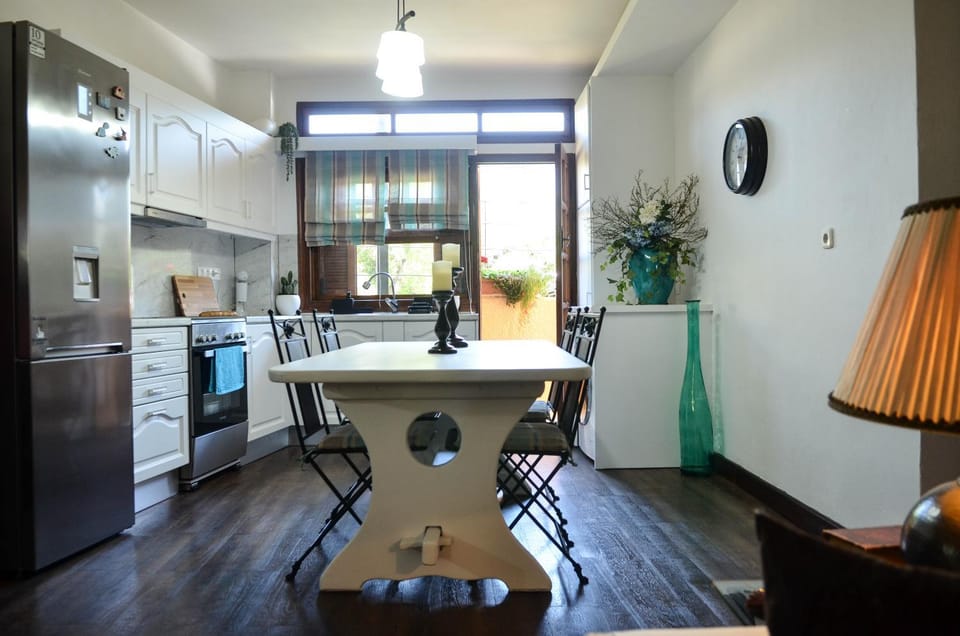 Kitchen or kitchenette, Dining area, oven