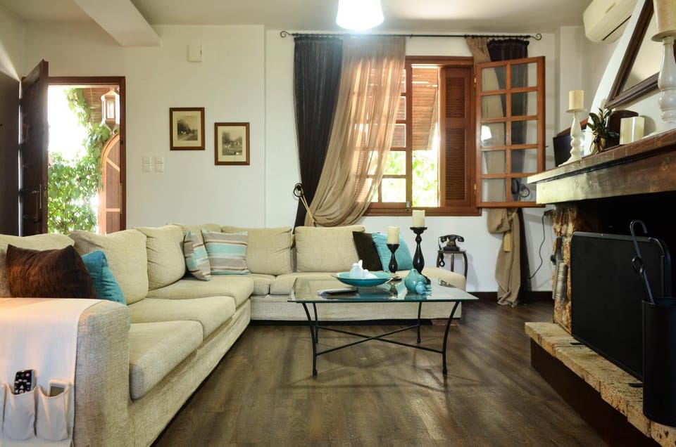 TV and multimedia, Living room, Seating area, fireplace